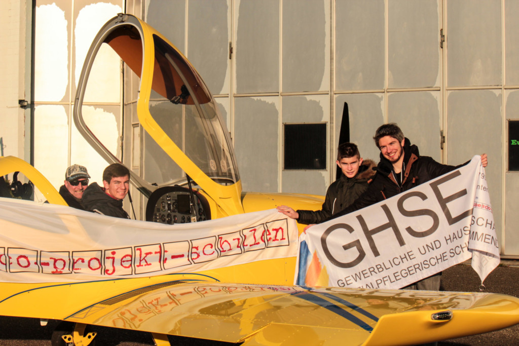 Gewinner der GHSE-UNESCO-Tombola im Ultraleichtflugzeug des CFM.